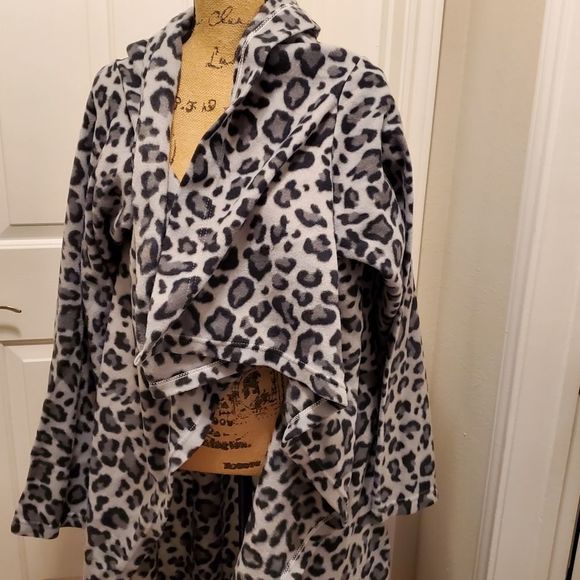 Leopard print fleece super soft robe blanket Snuggie - Picture 2 of 4